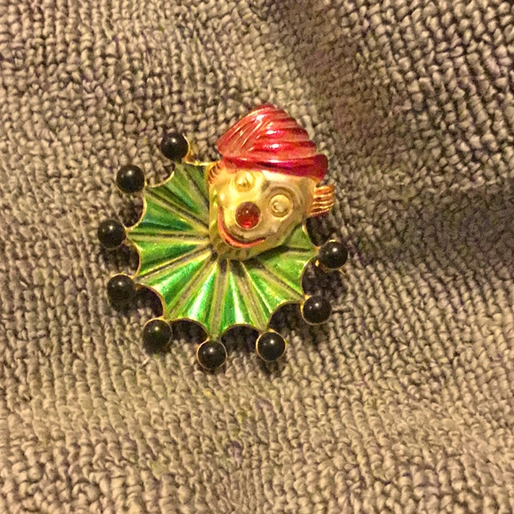 Clown pin